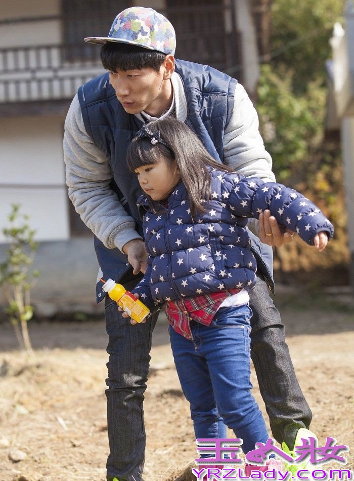 《爸爸去哪儿》这周五将互换老爸上演全新父子档，王诗龄牵手张亮，五个星宝和新老爸又将擦出怎样的火花呢？先来看看他们的时尚服装秀吧！