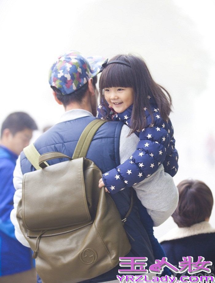 《爸爸去哪儿》这周五将互换老爸上演全新父子档，王诗龄牵手张亮，五个星宝和新老爸又将擦出怎样的火花呢？先来看看他们的时尚服装秀吧！