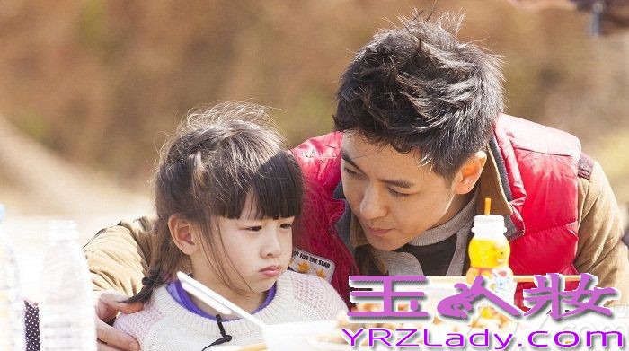 《爸爸去哪儿》这周五将互换老爸上演全新父子档，王诗龄牵手张亮，五个星宝和新老爸又将擦出怎样的火花呢？先来看看他们的时尚服装秀吧！