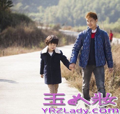 《爸爸去哪儿》这周五将互换老爸上演全新父子档，王诗龄牵手张亮，五个星宝和新老爸又将擦出怎样的火花呢？先来看看他们的时尚服装秀吧！