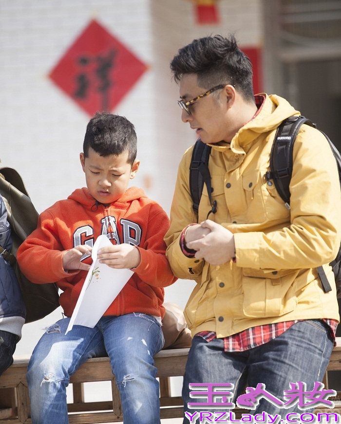 《爸爸去哪儿》这周五将互换老爸上演全新父子档，王诗龄牵手张亮，五个星宝和新老爸又将擦出怎样的火花呢？先来看看他们的时尚服装秀吧！