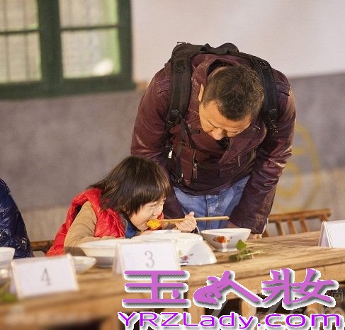 《爸爸去哪儿》这周五将互换老爸上演全新父子档，王诗龄牵手张亮，五个星宝和新老爸又将擦出怎样的火花呢？先来看看他们的时尚服装秀吧！