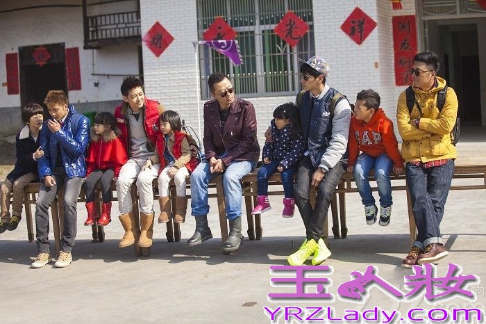 《爸爸去哪儿》这周五将互换老爸上演全新父子档，王诗龄牵手张亮，五个星宝和新老爸又将擦出怎样的火花呢？先来看看他们的时尚服装秀吧！