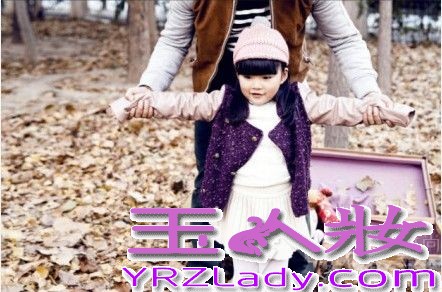 近日，王岳伦父女一组户外写真照曝光。王岳伦：他外表斯文，他才华横溢，他最爱女儿；王诗龄Angela：她爱大口吃饭，她有可爱模样，她是天使也是小恶魔。心都被暖化了.