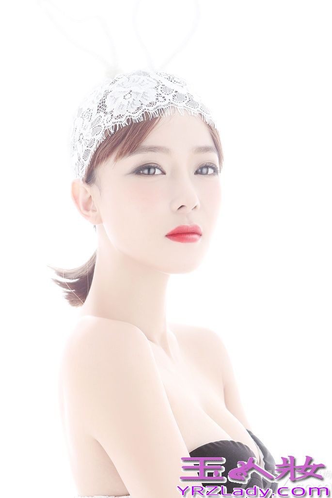 近日，话题女星林西娅曝光了一组多面写真，头戴白纱身穿黑色短裙的林西娅不仅宫廷风十足，还大秀傲人双乳；比基尼外一袭清透薄纱独显曼妙曲线胴体；除了大秀火辣身材外，此次林西娅还特意尝试了中性复古风，英式宽沿帽、条纹衬衣、学院风厚底鞋、工装大衣与烈焰红唇形成强烈对比，尽显多面性感。