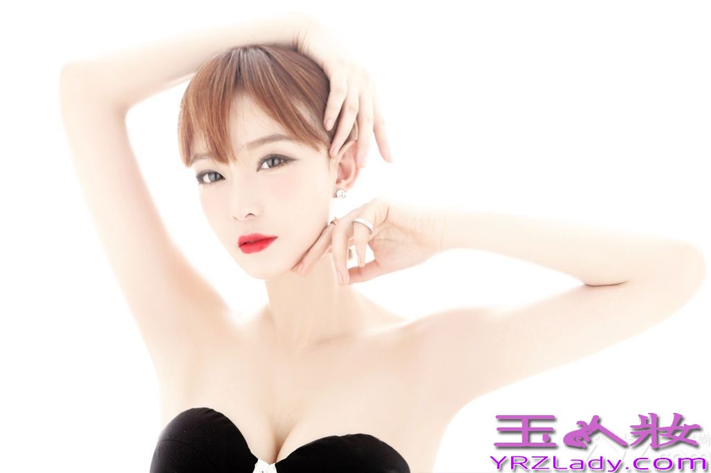 近日，话题女星林西娅曝光了一组多面写真，头戴白纱身穿黑色短裙的林西娅不仅宫廷风十足，还大秀傲人双乳；比基尼外一袭清透薄纱独显曼妙曲线胴体；除了大秀火辣身材外，此次林西娅还特意尝试了中性复古风，英式宽沿帽、条纹衬衣、学院风厚底鞋、工装大衣与烈焰红唇形成强烈对比，尽显多面性感。