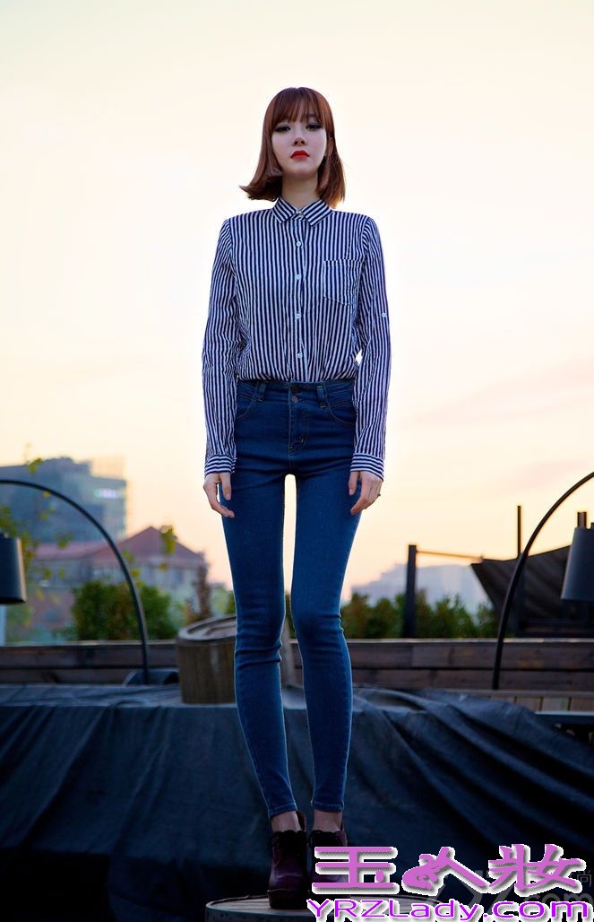 近日，话题女星林西娅曝光了一组多面写真，头戴白纱身穿黑色短裙的林西娅不仅宫廷风十足，还大秀傲人双乳；比基尼外一袭清透薄纱独显曼妙曲线胴体；除了大秀火辣身材外，此次林西娅还特意尝试了中性复古风，英式宽沿帽、条纹衬衣、学院风厚底鞋、工装大衣与烈焰红唇形成强烈对比，尽显多面性感。