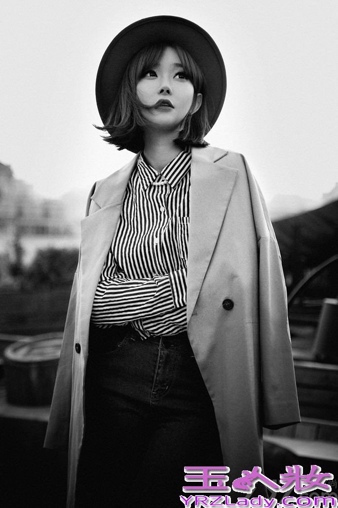 近日，话题女星林西娅曝光了一组多面写真，头戴白纱身穿黑色短裙的林西娅不仅宫廷风十足，还大秀傲人双乳；比基尼外一袭清透薄纱独显曼妙曲线胴体；除了大秀火辣身材外，此次林西娅还特意尝试了中性复古风，英式宽沿帽、条纹衬衣、学院风厚底鞋、工装大衣与烈焰红唇形成强烈对比，尽显多面性感。