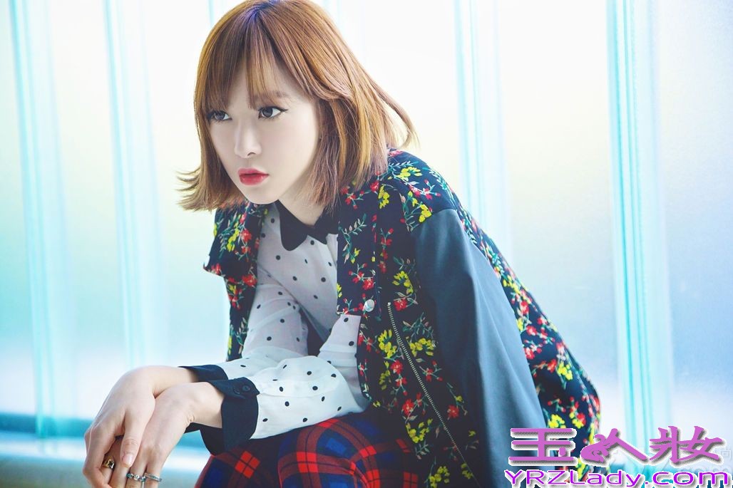 近日，话题女星林西娅曝光了一组多面写真，头戴白纱身穿黑色短裙的林西娅不仅宫廷风十足，还大秀傲人双乳；比基尼外一袭清透薄纱独显曼妙曲线胴体；除了大秀火辣身材外，此次林西娅还特意尝试了中性复古风，英式宽沿帽、条纹衬衣、学院风厚底鞋、工装大衣与烈焰红唇形成强烈对比，尽显多面性感。