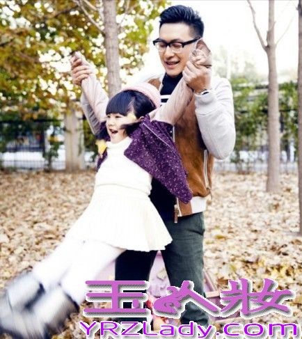 近日，王岳伦父女一组户外写真照曝光。王岳伦：他外表斯文，他才华横溢，他最爱女儿；王诗龄Angela：她爱大口吃饭，她有可爱模样，她是天使也是小恶魔。心都被暖化了.