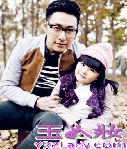 近日，王岳伦父女一组户外写真照曝光。王岳伦：他外表斯文，他才华横溢，他最爱女儿；王诗龄Angela：她爱大口吃饭，她有可爱模样，她是天使也是小恶魔。心都被暖化了.