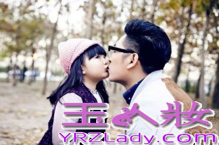 近日，王岳伦父女一组户外写真照曝光。王岳伦：他外表斯文，他才华横溢，他最爱女儿；王诗龄Angela：她爱大口吃饭，她有可爱模样，她是天使也是小恶魔。心都被暖化了.