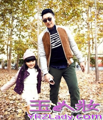 近日，王岳伦父女一组户外写真照曝光。王岳伦：他外表斯文，他才华横溢，他最爱女儿；王诗龄Angela：她爱大口吃饭，她有可爱模样，她是天使也是小恶魔。心都被暖化了.