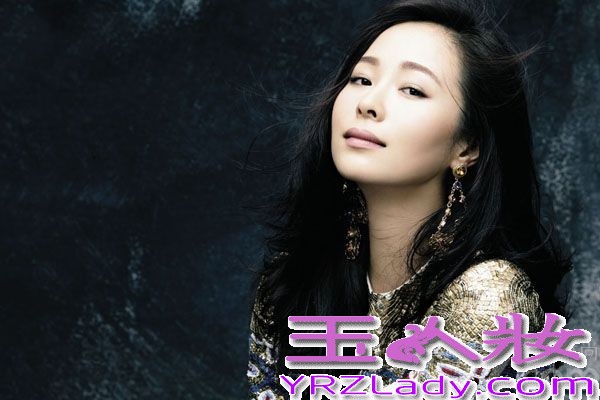 今日，《四大名捕2》全面公映，在戏中成功诠释了文武双全的女魔头姬瑶花一角的江一燕，在戏外也是妩媚风情与硬糖气质兼具。此次，江一燕再次以冷暖双色调登上某周刊封面，尽展轻熟女多面风情。