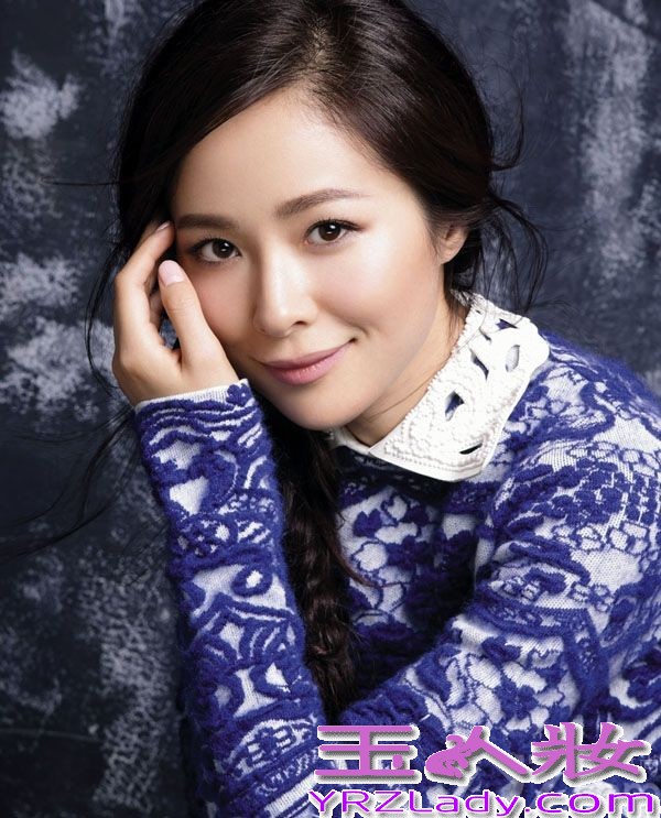 今日，《四大名捕2》全面公映，在戏中成功诠释了文武双全的女魔头姬瑶花一角的江一燕，在戏外也是妩媚风情与硬糖气质兼具。此次，江一燕再次以冷暖双色调登上某周刊封面，尽展轻熟女多面风情。