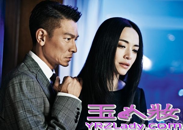 首部华语3D警匪动作巨制《风暴》昨日上映，首日劲揽逾三千万票房。近日，主演刘德华和姚晨携手拍摄的杂志封面大片也随之曝光，画面中两人黑白搭配亲密默契。