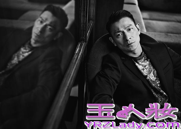 首部华语3D警匪动作巨制《风暴》昨日上映，首日劲揽逾三千万票房。近日，主演刘德华和姚晨携手拍摄的杂志封面大片也随之曝光，画面中两人黑白搭配亲密默契。