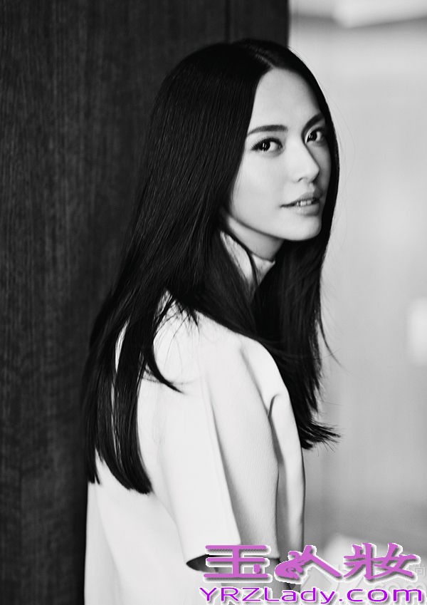 首部华语3D警匪动作巨制《风暴》昨日上映，首日劲揽逾三千万票房。近日，主演刘德华和姚晨携手拍摄的杂志封面大片也随之曝光，画面中两人黑白搭配亲密默契。