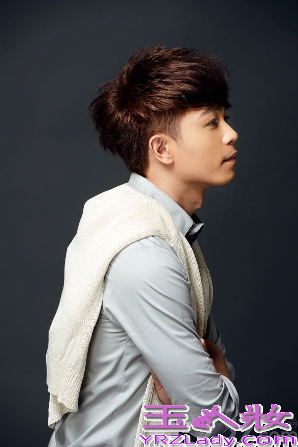 尽管歌手林宇中近两年一直以演员身份亮相，影视作品的出演亦得到了业内一致首肯，但其却从未忘情歌手本职。12月3日，林宇中于台举办了新专辑《舍得》发布会，回归音乐人本色，睽违三年能量满满再出力作——《背心》、《舍得》均成为冬日最佳暖心曲。林宇中歌迷现场曝听歌听成瘾，上班上学一定要有一路随行才可以，对此林宇中担心地表示“听歌可以，但是一定要注意安全！小心过马路才是。”