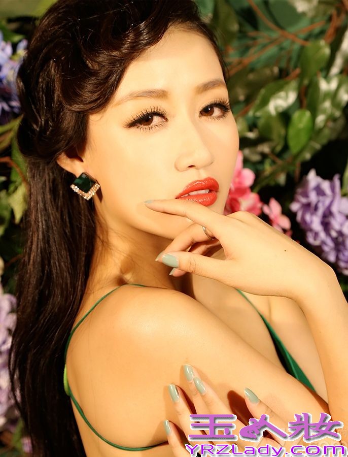 日前，孙敬媛拍摄一组百花丛中化身性感尤物写真，孙敬媛身穿深绿露背吊带绸缎裙在花丛中与大自然亲密接触，G奶露深沟娇艳抚媚。孙敬媛11月发行单曲全新单曲《爱的光芒》，一直忙于新歌宣传，日前收到好友关喆发布会邀请后亲临现场助阵，并祝贺关喆签约华纳。