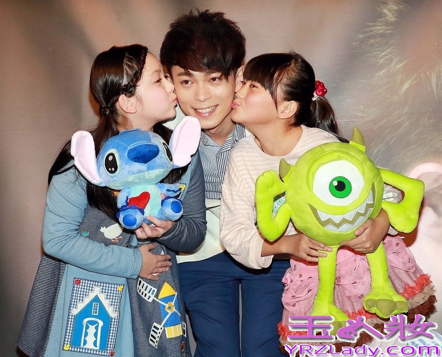 尽管歌手林宇中近两年一直以演员身份亮相，影视作品的出演亦得到了业内一致首肯，但其却从未忘情歌手本职。12月3日，林宇中于台举办了新专辑《舍得》发布会，回归音乐人本色，睽违三年能量满满再出力作——《背心》、《舍得》均成为冬日最佳暖心曲。林宇中歌迷现场曝听歌听成瘾，上班上学一定要有一路随行才可以，对此林宇中担心地表示“听歌可以，但是一定要注意安全！小心过马路才是。”