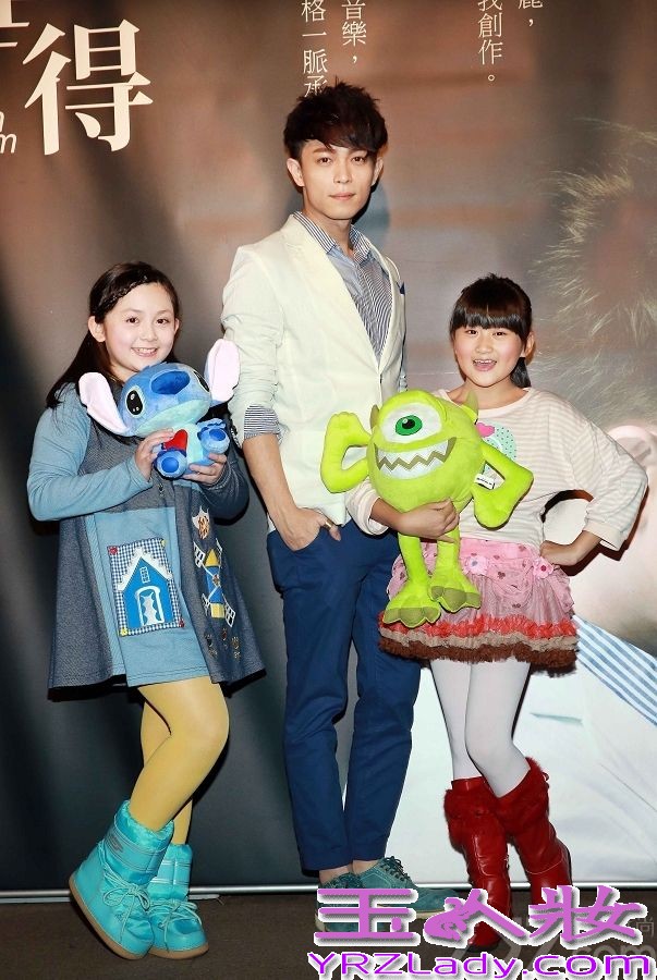 尽管歌手林宇中近两年一直以演员身份亮相，影视作品的出演亦得到了业内一致首肯，但其却从未忘情歌手本职。12月3日，林宇中于台举办了新专辑《舍得》发布会，回归音乐人本色，睽违三年能量满满再出力作——《背心》、《舍得》均成为冬日最佳暖心曲。林宇中歌迷现场曝听歌听成瘾，上班上学一定要有一路随行才可以，对此林宇中担心地表示“听歌可以，但是一定要注意安全！小心过马路才是。”