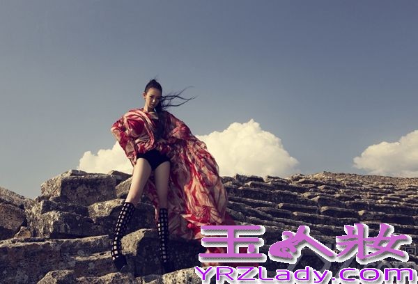 戚薇携手台湾著名摄影师苏益良远赴神秘国度土耳其拍摄的全新影音概念写真《爱.战》美图曝光，“戚战神”极具杀伤力的凌厉眼神再度吸睛，被粉丝大赞“一秒钟，哥变神”。12月13日起，《爱.战》将进行为时一周的双封面票选，“爱神”PK“战神”，根据粉丝票选结果来决定戚薇写真的封面。