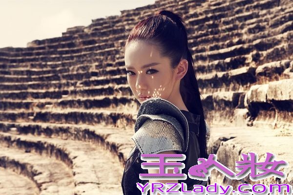 戚薇携手台湾著名摄影师苏益良远赴神秘国度土耳其拍摄的全新影音概念写真《爱.战》美图曝光，“戚战神”极具杀伤力的凌厉眼神再度吸睛，被粉丝大赞“一秒钟，哥变神”。12月13日起，《爱.战》将进行为时一周的双封面票选，“爱神”PK“战神”，根据粉丝票选结果来决定戚薇写真的封面。