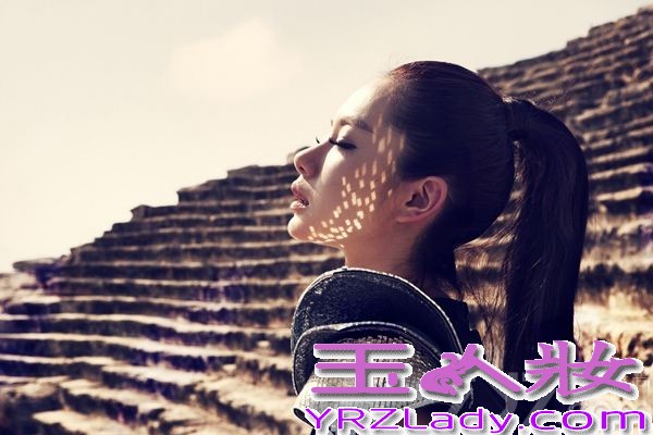 戚薇携手台湾著名摄影师苏益良远赴神秘国度土耳其拍摄的全新影音概念写真《爱.战》美图曝光，“戚战神”极具杀伤力的凌厉眼神再度吸睛，被粉丝大赞“一秒钟，哥变神”。12月13日起，《爱.战》将进行为时一周的双封面票选，“爱神”PK“战神”，根据粉丝票选结果来决定戚薇写真的封面。