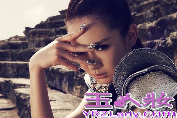 戚薇携手台湾著名摄影师苏益良远赴神秘国度土耳其拍摄的全新影音概念写真《爱.战》美图曝光，“戚战神”极具杀伤力的凌厉眼神再度吸睛，被粉丝大赞“一秒钟，哥变神”。12月13日起，《爱.战》将进行为时一周的双封面票选，“爱神”PK“战神”，根据粉丝票选结果来决定戚薇写真的封面。