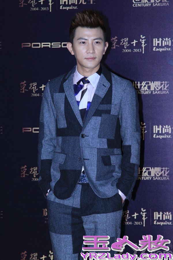 12月4日晚，由《時尚先生Esquire》主辦的2013年度第十屆“時尚先生盛典”在北京舉行。大左身穿几何图案套装脚踩豹纹皮鞋“惊艳”亮相。果然不愧是《咱们结婚吧》里面高圆圆的男闺蜜焦阳，现实中的他也好朋友颇多，不仅和老朋友张亮、明道、平安好哥们儿详谈甚欢，更是现场化身为爱戴的“贴心闺蜜”，手牵手的“密聊”起来。