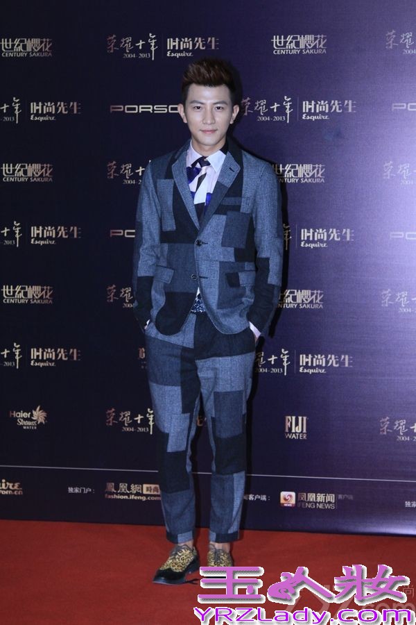 12月4日晚，由《時尚先生Esquire》主辦的2013年度第十屆“時尚先生盛典”在北京舉行。大左身穿几何图案套装脚踩豹纹皮鞋“惊艳”亮相。果然不愧是《咱们结婚吧》里面高圆圆的男闺蜜焦阳，现实中的他也好朋友颇多，不仅和老朋友张亮、明道、平安好哥们儿详谈甚欢，更是现场化身为爱戴的“贴心闺蜜”，手牵手的“密聊”起来。