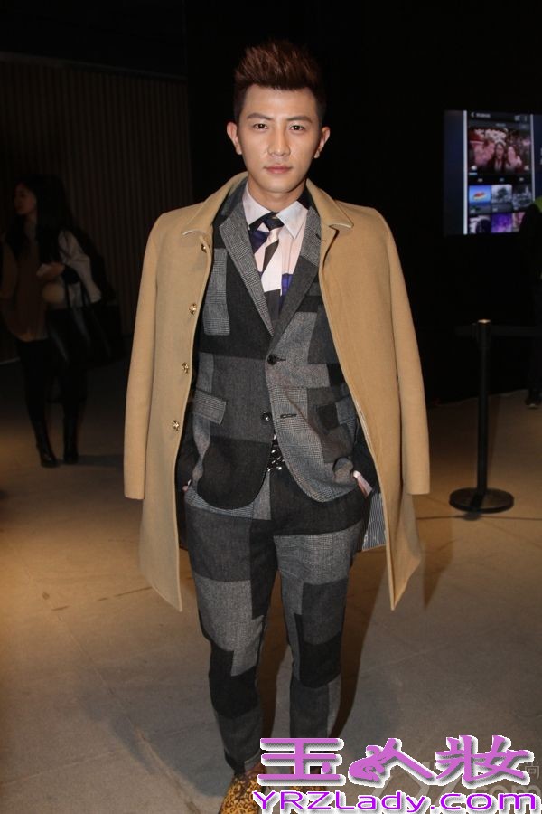 12月4日晚，由《時尚先生Esquire》主辦的2013年度第十屆“時尚先生盛典”在北京舉行。大左身穿几何图案套装脚踩豹纹皮鞋“惊艳”亮相。果然不愧是《咱们结婚吧》里面高圆圆的男闺蜜焦阳，现实中的他也好朋友颇多，不仅和老朋友张亮、明道、平安好哥们儿详谈甚欢，更是现场化身为爱戴的“贴心闺蜜”，手牵手的“密聊”起来。