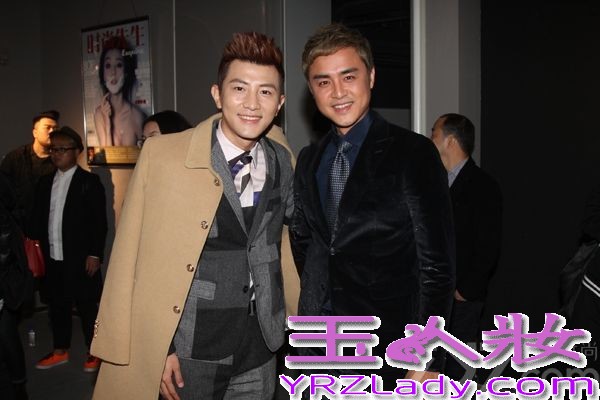 12月4日晚，由《時尚先生Esquire》主辦的2013年度第十屆“時尚先生盛典”在北京舉行。大左身穿几何图案套装脚踩豹纹皮鞋“惊艳”亮相。果然不愧是《咱们结婚吧》里面高圆圆的男闺蜜焦阳，现实中的他也好朋友颇多，不仅和老朋友张亮、明道、平安好哥们儿详谈甚欢，更是现场化身为爱戴的“贴心闺蜜”，手牵手的“密聊”起来。