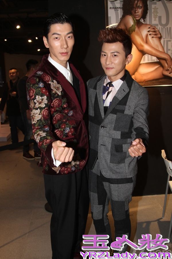 12月4日晚，由《時尚先生Esquire》主辦的2013年度第十屆“時尚先生盛典”在北京舉行。大左身穿几何图案套装脚踩豹纹皮鞋“惊艳”亮相。果然不愧是《咱们结婚吧》里面高圆圆的男闺蜜焦阳，现实中的他也好朋友颇多，不仅和老朋友张亮、明道、平安好哥们儿详谈甚欢，更是现场化身为爱戴的“贴心闺蜜”，手牵手的“密聊”起来。