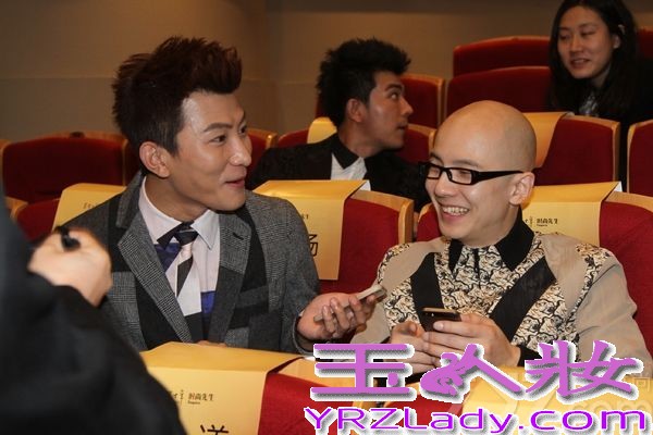 12月4日晚，由《時尚先生Esquire》主辦的2013年度第十屆“時尚先生盛典”在北京舉行。大左身穿几何图案套装脚踩豹纹皮鞋“惊艳”亮相。果然不愧是《咱们结婚吧》里面高圆圆的男闺蜜焦阳，现实中的他也好朋友颇多，不仅和老朋友张亮、明道、平安好哥们儿详谈甚欢，更是现场化身为爱戴的“贴心闺蜜”，手牵手的“密聊”起来。