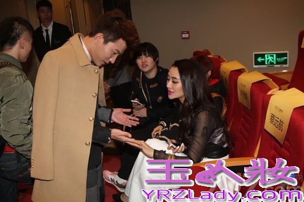 12月4日晚，由《時尚先生Esquire》主辦的2013年度第十屆“時尚先生盛典”在北京舉行。大左身穿几何图案套装脚踩豹纹皮鞋“惊艳”亮相。果然不愧是《咱们结婚吧》里面高圆圆的男闺蜜焦阳，现实中的他也好朋友颇多，不仅和老朋友张亮、明道、平安好哥们儿详谈甚欢，更是现场化身为爱戴的“贴心闺蜜”，手牵手的“密聊”起来。