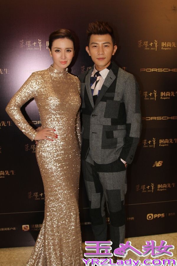 12月4日晚，由《時尚先生Esquire》主辦的2013年度第十屆“時尚先生盛典”在北京舉行。大左身穿几何图案套装脚踩豹纹皮鞋“惊艳”亮相。果然不愧是《咱们结婚吧》里面高圆圆的男闺蜜焦阳，现实中的他也好朋友颇多，不仅和老朋友张亮、明道、平安好哥们儿详谈甚欢，更是现场化身为爱戴的“贴心闺蜜”，手牵手的“密聊”起来。