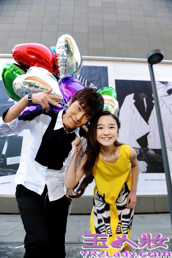 “超时空”跨龄组合Mi2日前曝出首轮街拍大片，两人沐浴在冬日暖阳中，缤纷色彩尽显青春靓丽。加拿大小天使Miki明眸纯净，笑容甜美，创作才子张木易阳光帅气，温暖与顽皮共存。