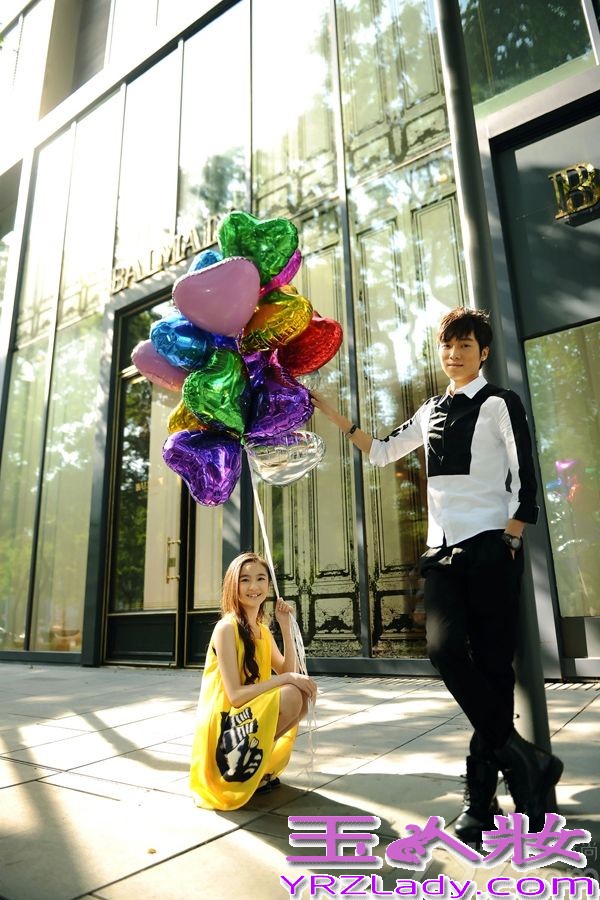 “超时空”跨龄组合Mi2日前曝出首轮街拍大片，两人沐浴在冬日暖阳中，缤纷色彩尽显青春靓丽。加拿大小天使Miki明眸纯净，笑容甜美，创作才子张木易阳光帅气，温暖与顽皮共存。