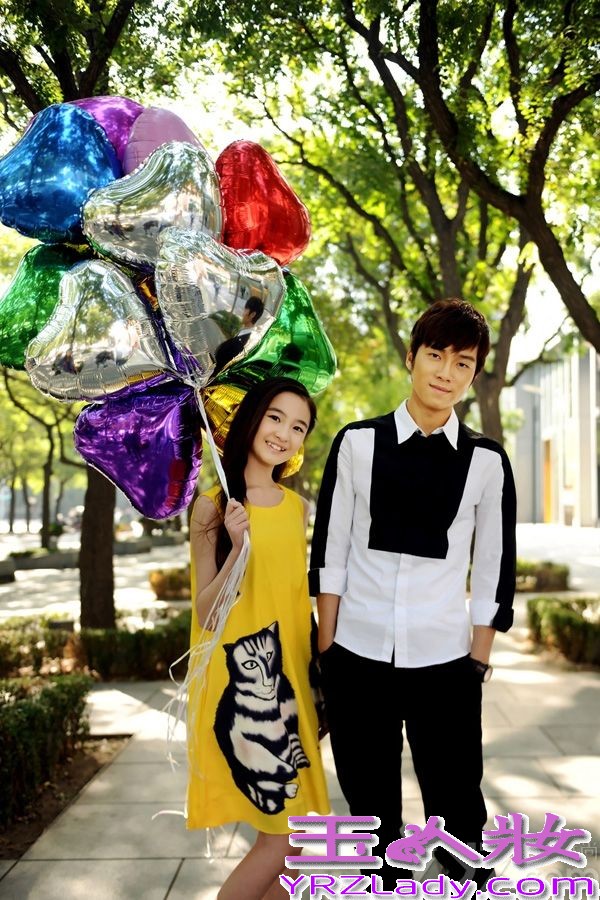 “超时空”跨龄组合Mi2日前曝出首轮街拍大片，两人沐浴在冬日暖阳中，缤纷色彩尽显青春靓丽。加拿大小天使Miki明眸纯净，笑容甜美，创作才子张木易阳光帅气，温暖与顽皮共存。