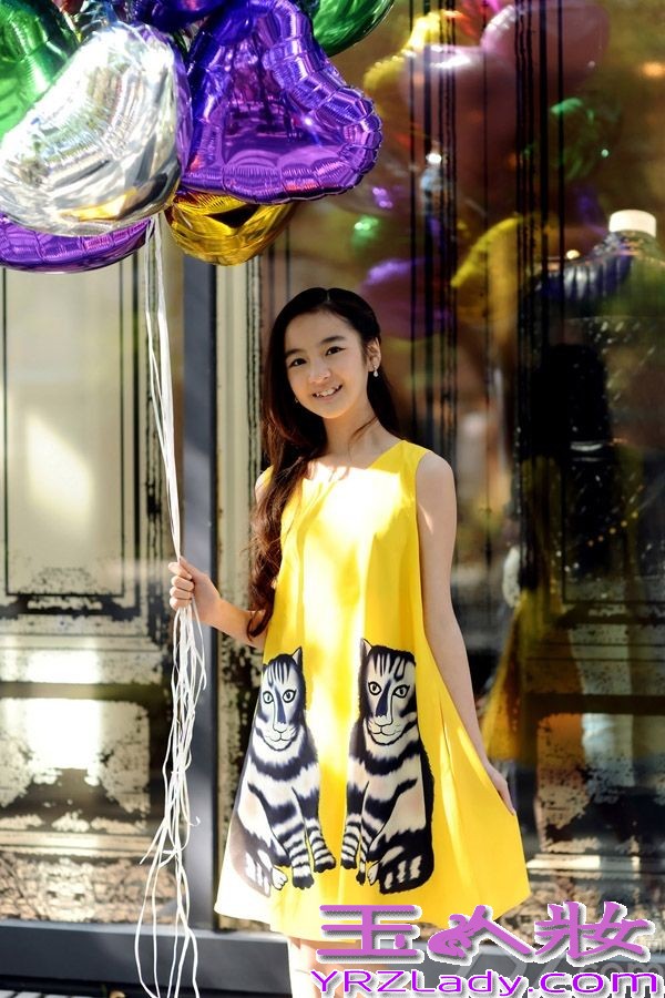 “超时空”跨龄组合Mi2日前曝出首轮街拍大片，两人沐浴在冬日暖阳中，缤纷色彩尽显青春靓丽。加拿大小天使Miki明眸纯净，笑容甜美，创作才子张木易阳光帅气，温暖与顽皮共存。