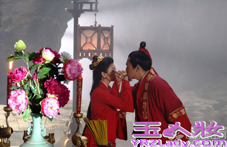 金庸的经典名作《新天龙八部》即将上映，苏有朋、贾静雯、高圆圆在《新天龙八部》的片场再聚首，苏有朋与贾静雯更是再续前缘，勾起了大家的武侠回忆。