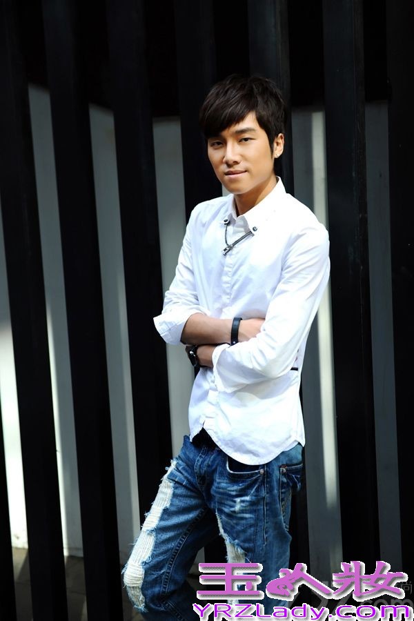 “超时空”跨龄组合Mi2日前曝出首轮街拍大片，两人沐浴在冬日暖阳中，缤纷色彩尽显青春靓丽。加拿大小天使Miki明眸纯净，笑容甜美，创作才子张木易阳光帅气，温暖与顽皮共存。