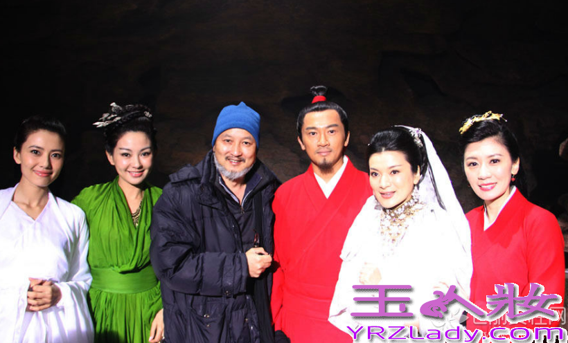 金庸的经典名作《新天龙八部》即将上映，苏有朋、贾静雯、高圆圆在《新天龙八部》的片场再聚首，苏有朋与贾静雯更是再续前缘，勾起了大家的武侠回忆。