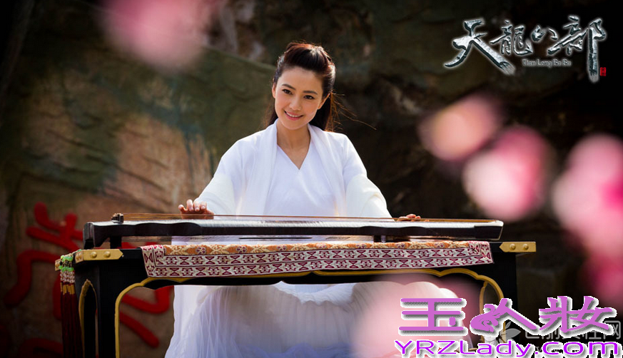 金庸的经典名作《新天龙八部》即将上映，苏有朋、贾静雯、高圆圆在《新天龙八部》的片场再聚首，苏有朋与贾静雯更是再续前缘，勾起了大家的武侠回忆。