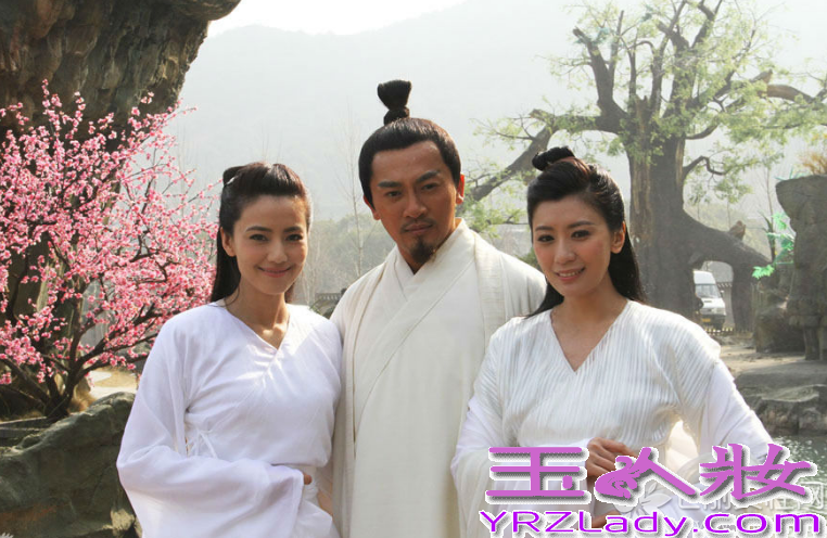 金庸的经典名作《新天龙八部》即将上映，苏有朋、贾静雯、高圆圆在《新天龙八部》的片场再聚首，苏有朋与贾静雯更是再续前缘，勾起了大家的武侠回忆。