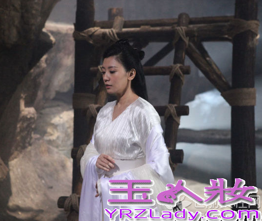 金庸的经典名作《新天龙八部》即将上映，苏有朋、贾静雯、高圆圆在《新天龙八部》的片场再聚首，苏有朋与贾静雯更是再续前缘，勾起了大家的武侠回忆。