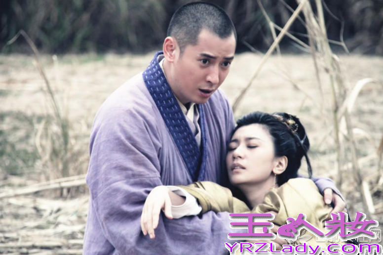 金庸的经典名作《新天龙八部》即将上映，苏有朋、贾静雯、高圆圆在《新天龙八部》的片场再聚首，苏有朋与贾静雯更是再续前缘，勾起了大家的武侠回忆。