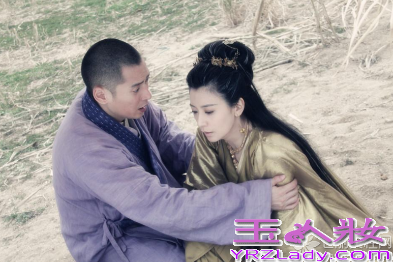 金庸的经典名作《新天龙八部》即将上映，苏有朋、贾静雯、高圆圆在《新天龙八部》的片场再聚首，苏有朋与贾静雯更是再续前缘，勾起了大家的武侠回忆。